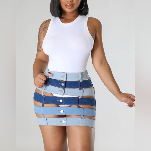 Chic Blue Mini Skirt with Bold Stripes - Picture 2 of 5